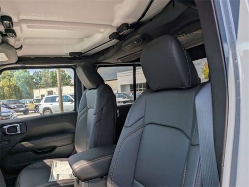 New 2025 Jeep Gladiator Sport image 17