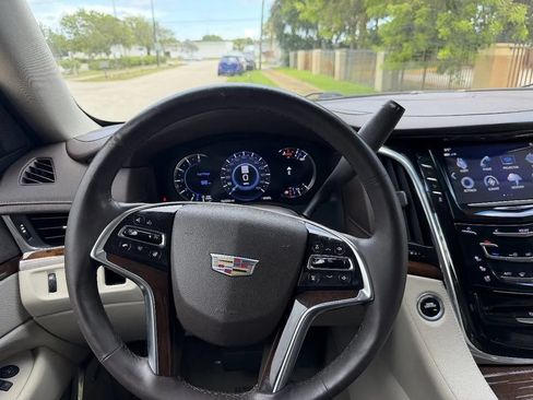 Used 2017 Cadillac Escalade 2WD image 16