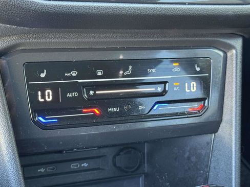 Used 2024 Volkswagen Tiguan SE w/ Panoramic Sunroof Package image 18