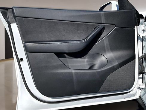 Used 2021 Tesla Model Y Long Range image 18