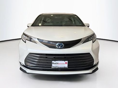 Used 2025 Toyota Sienna Limited AWD/4WD image 2