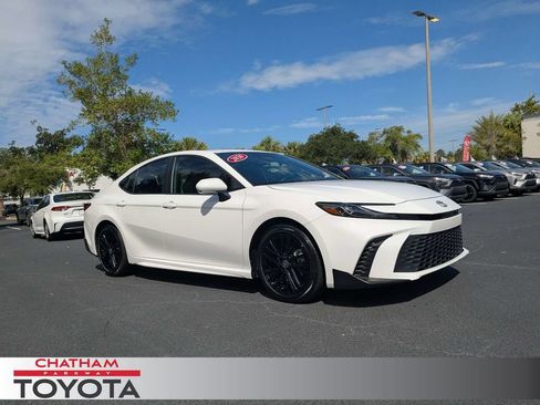 Used 2025 Toyota Camry SE FWD image 1