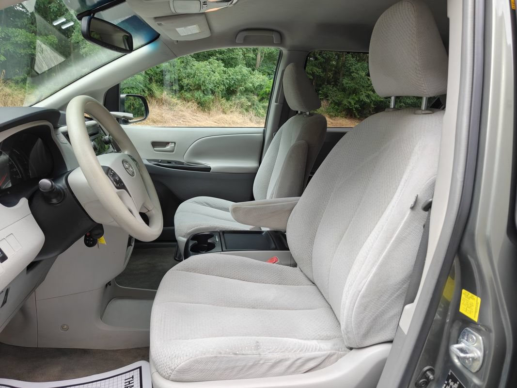 Used 2011 Toyota Sienna LE FWD image 17