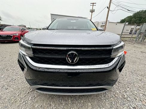 Used 2023 Volkswagen Taos SE w/ Panoramic Sunroof Package FWD image 33