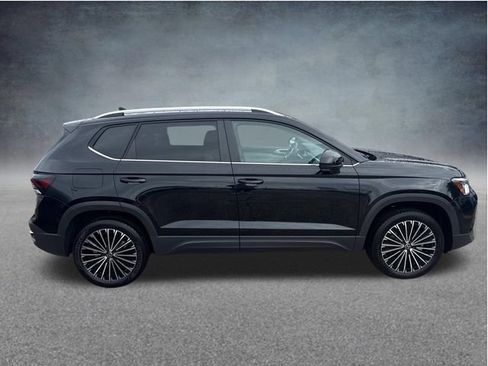 Used 2025 Volkswagen Taos SE FWD image 11