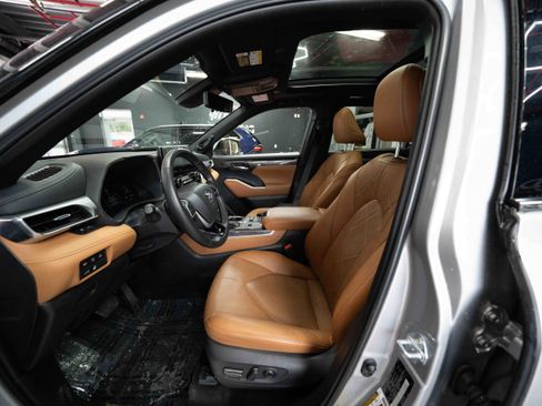 Used 2024 Toyota Highlander Platinum image 9