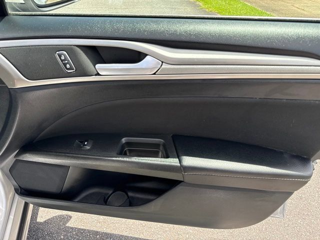 Used 2019 Ford Fusion SE FWD image 25
