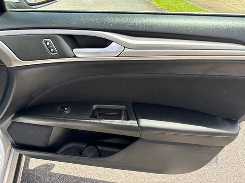 Used 2019 Ford Fusion SE FWD image 25