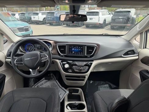 Used 2019 Chrysler Pacifica LX FWD image 7