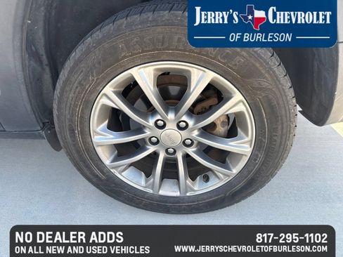 Used 2019 Jeep Cherokee Latitude Plus w/ Comfort/Convenience Group FWD image 8