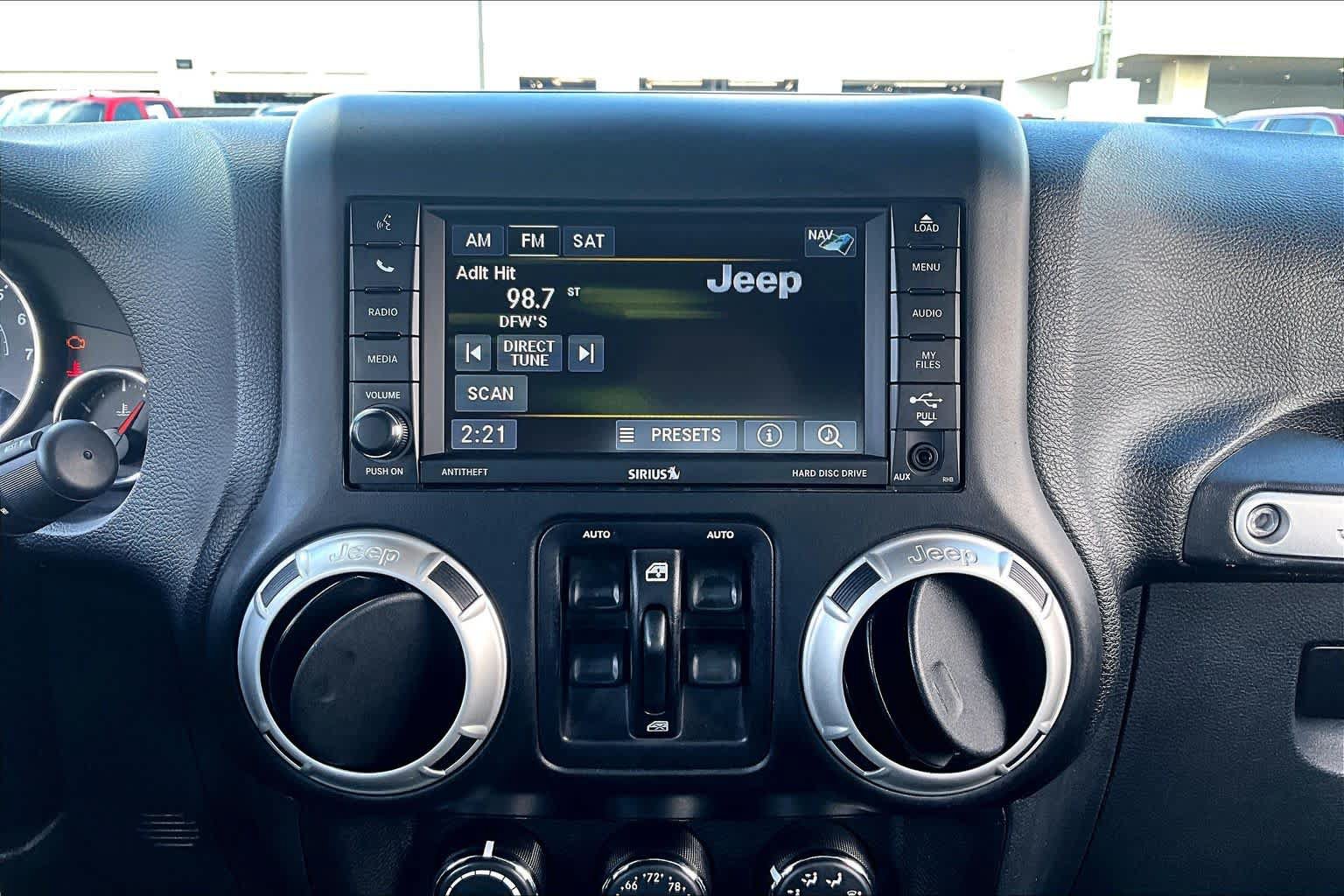 Used 2017 Jeep Wrangler Unlimited Sahara w/ Connectivity Group AWD/4WD image 33
