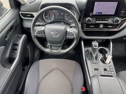Used 2024 Toyota Highlander LE FWD image 13