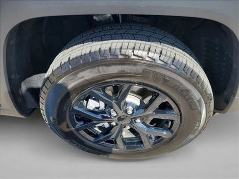 Certified 2025 Jeep Grand Cherokee Altitude image 10