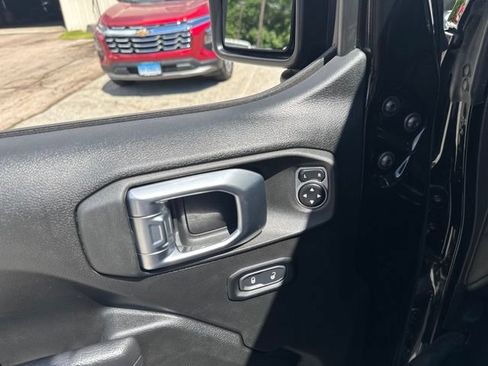 Used 2022 Jeep Wrangler Sport AWD/4WD image 13
