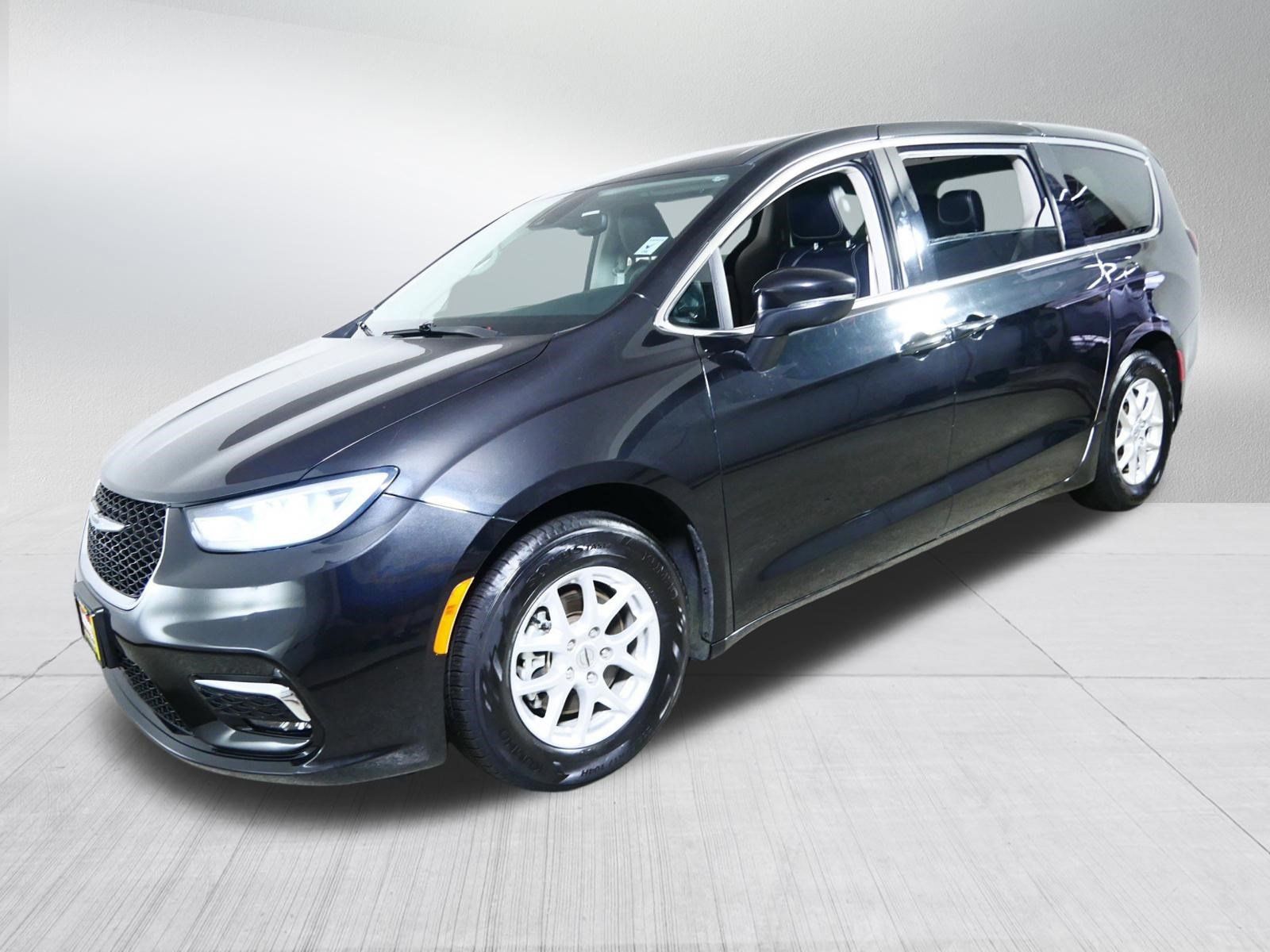 Used 2023 Chrysler Pacifica Touring-L FWD image 3