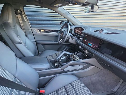 Certified 2026 Porsche Cayenne GTS AWD/4WD image 17
