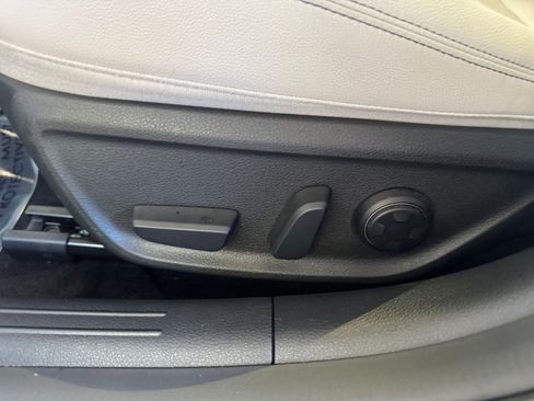 Used 2025 Genesis G70 2.5T image 23