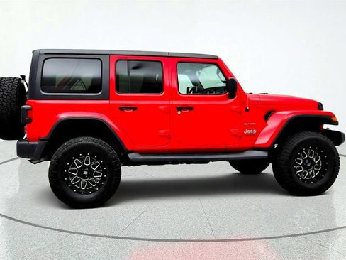 Used 2019 Jeep Wrangler Unlimited Sahara AWD/4WD image 4