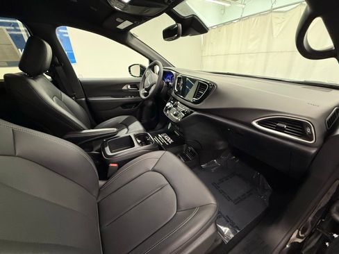 Used 2025 Chrysler Pacifica Select FWD image 8