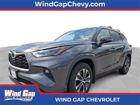 Used 2022 Toyota Highlander XLE image 1