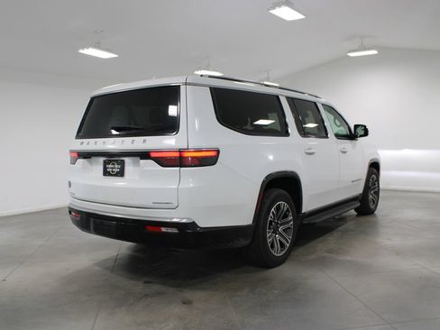 Used 2023 Jeep Wagoneer L Series II AWD/4WD image 11