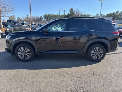 Used 2024 Nissan Pathfinder SV image 6