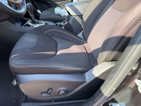 Used 2016 Jeep Cherokee Latitude w/ Comfort & Sound Group FWD image 7