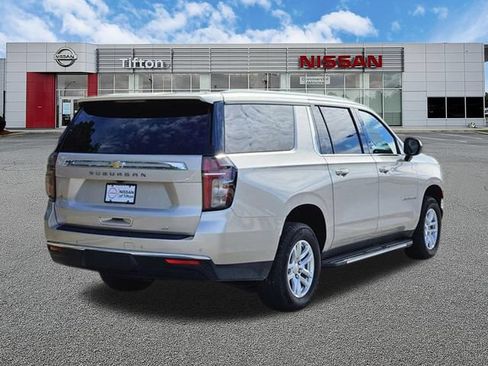 Used 2024 Chevrolet Suburban LT RWD image 4