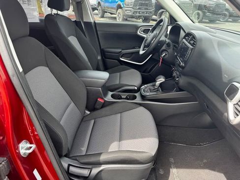 Used 2025 Kia Soul LX w/ LX Technology Package FWD image 14