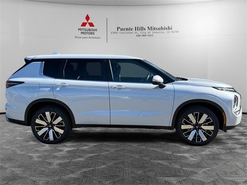 New 2025 Mitsubishi Outlander SE image 4