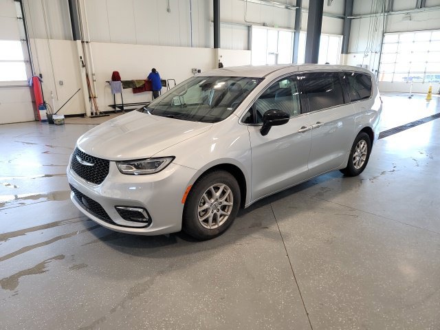 Used 2024 Chrysler Pacifica Touring-L FWD image 3