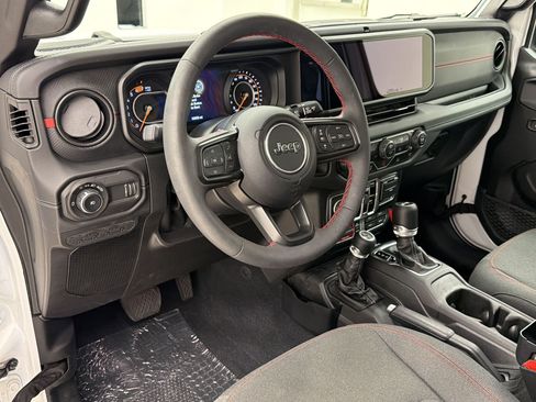 Used 2024 Jeep Wrangler Unlimited Rubicon w/ Convenience Group AWD/4WD image 4