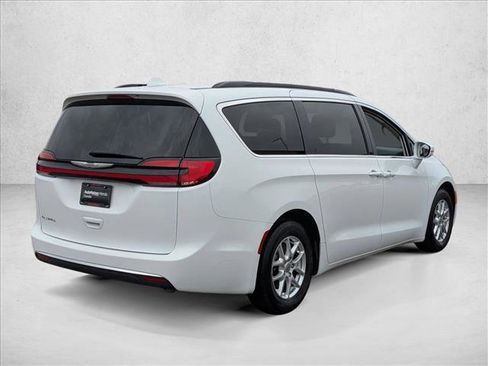 Used 2022 Chrysler Pacifica Touring-L image 5