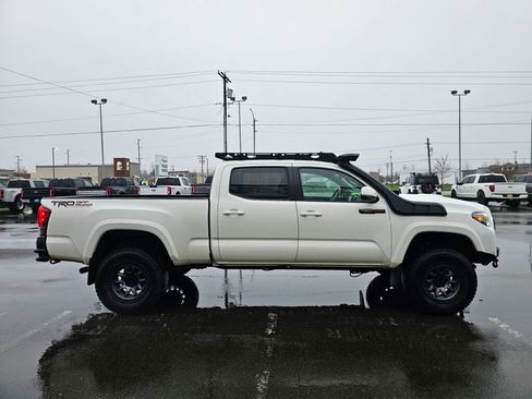 Used 2016 Toyota Tacoma TRD Off-Road image 5