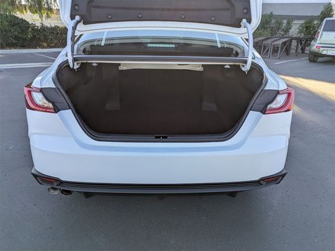 Used 2025 Toyota Camry SE image 31