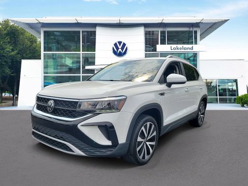 Used 2023 Volkswagen Taos SE w/ Panoramic Sunroof Package FWD image 2