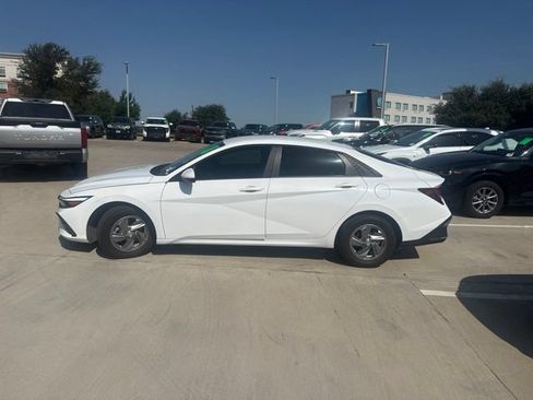 Used 2025 Hyundai Elantra SE FWD image 5