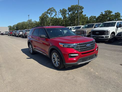 Used 2023 Ford Explorer XLT w/ Equipment Group 202A RWD image 4
