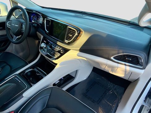 Used 2022 Chrysler Pacifica Limited image 14