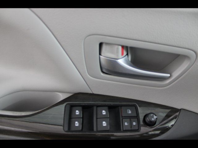 Used 2017 Toyota Sienna XLE w/ XLE Navigation Package FWD image 18