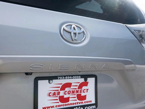 Used 2014 Toyota Sienna SE FWD image 13