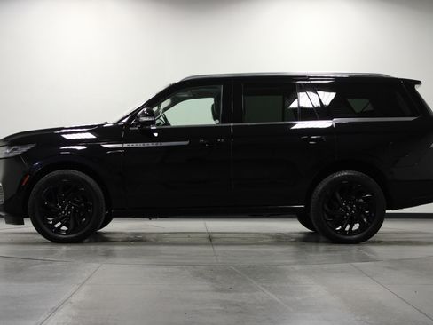 Used 2025 Lincoln Navigator Reserve AWD/4WD image 7