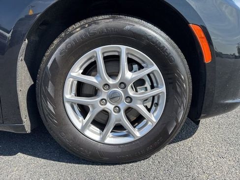 Used 2024 Chrysler Pacifica Touring-L image 3