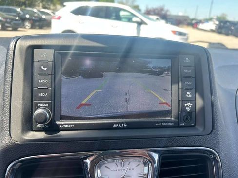 Used 2014 Chrysler Town & Country Touring w/ Driver Convenience Group FWD image 15