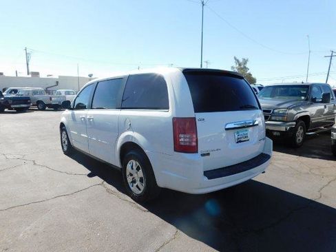 Used 2010 Chrysler Town & Country LX image 5