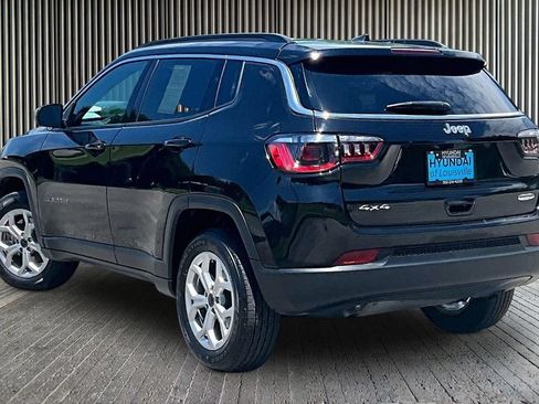 Used 2025 Jeep Compass Latitude AWD/4WD image 3