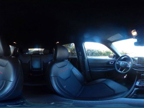 Used 2025 Jeep Compass Trailhawk image 41