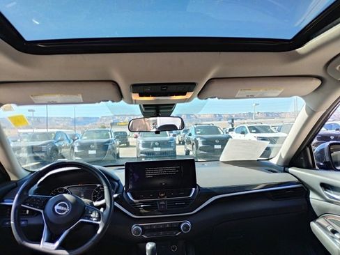 Used 2023 Nissan Altima 2.5 SR w/ SR Premium Package image 11