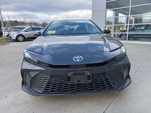 Used 2025 Toyota Camry SE image 2