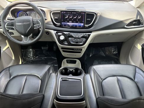 Used 2023 Chrysler Pacifica Touring-L FWD image 12